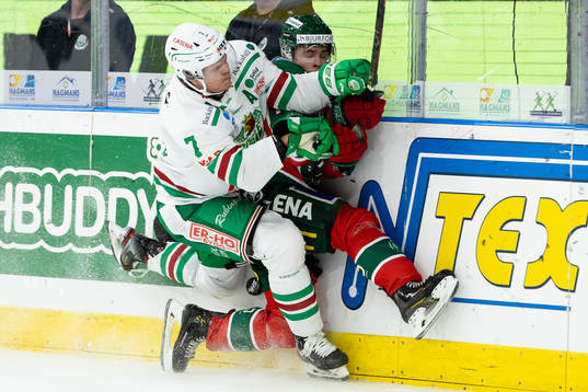 Rögles Erlend Lesund tacklar Frölundas Isac Born