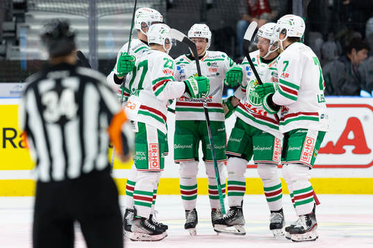 Rögles Samuel Jonsson jublar med lagkamrater