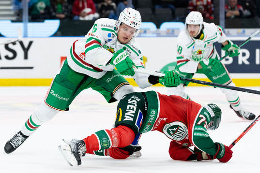 Rögles Tony Sund tacklar Frölundas Patrik Carlsson