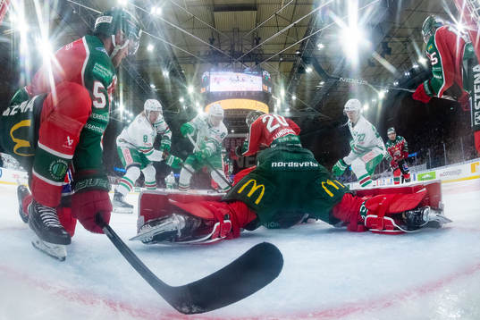 Frölundas Filip Johansson täcker målet bakom målvakt