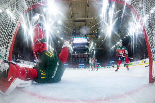 Rögles Adam Tambellini skjuter avgörande 2-3 målet bakom
