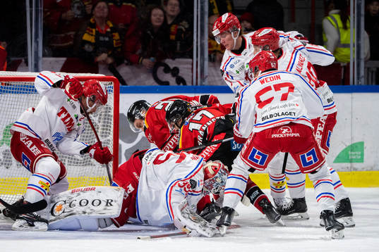 Luleås Juhani Tyrväinen gör 1-0 som senare blir bortdömt