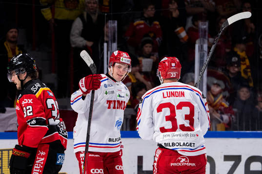Timrås Erik Walli Walterholm jublar ihop med Albin Lundin