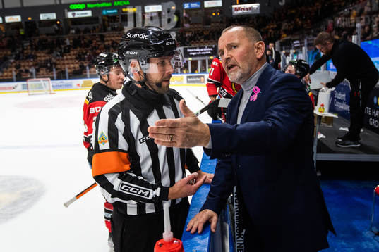 Domare Marcus Linde och Luleås tränare Thomas Berglund