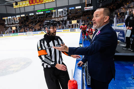 Domare Marcus Linde och Luleås tränare Thomas Berglund