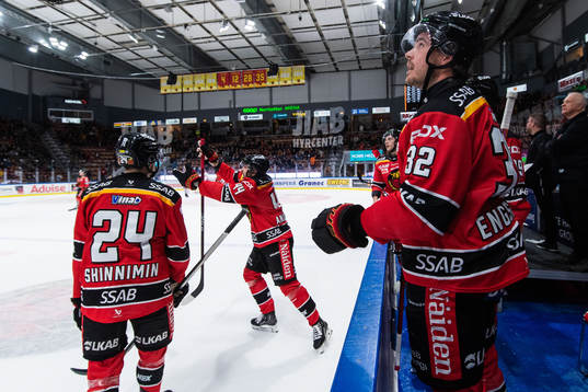 Luleås Jonathan Andersson och Oscar Engsund reagerar