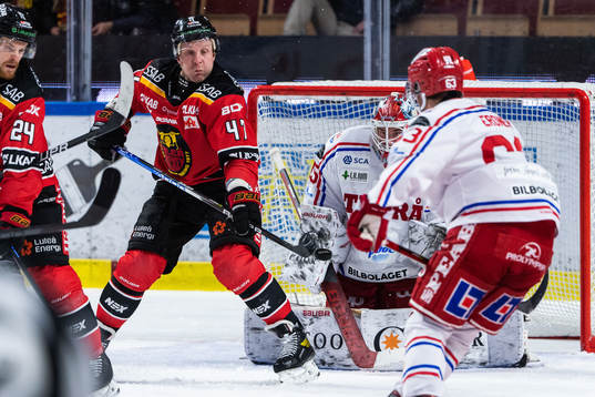 Luleås Leo Komarov och Timrås målvakt David Rautio