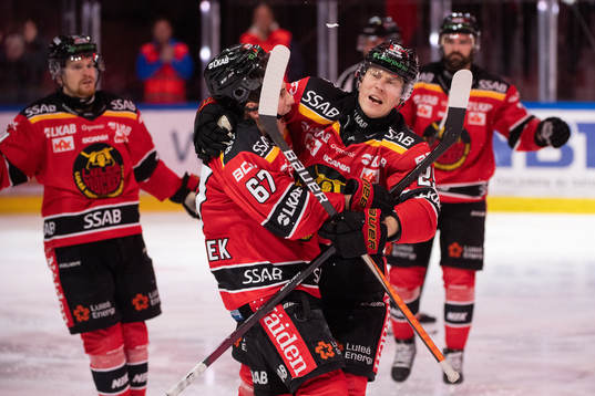 Luleås Erik Gustafsson jublar ihop med Konstantin Komarek
