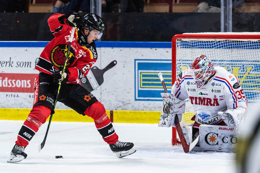 Luleås Jesper Sellgren och Timrås målvakt David Rautio