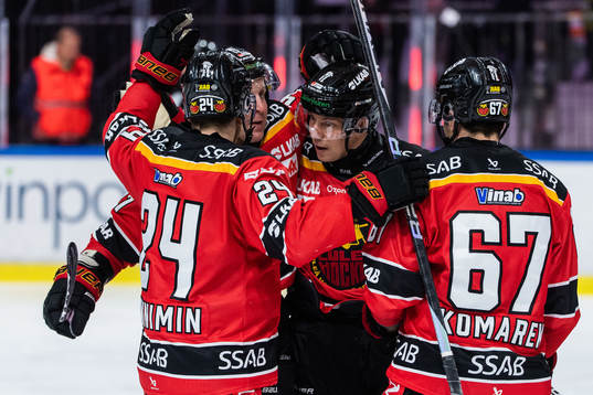 Luleås Erik Gustafsson jublar med lagkamrater