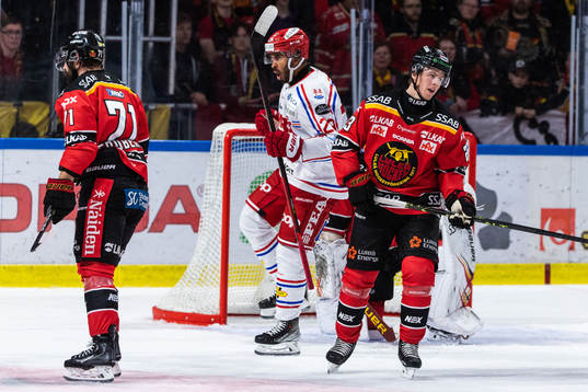 Timrås Jeremy Boyce-Rotevall jublar och Luleås Jesper