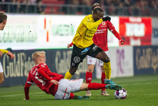 Kalmars Carl Gustafsson och Mjällbys Silas Nwankwo