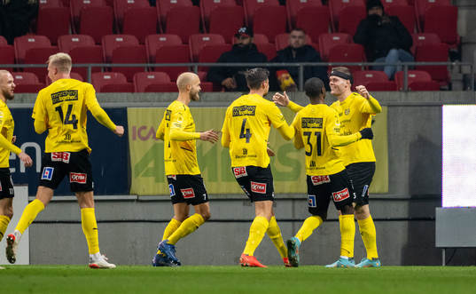 Mjällbys Jacob Bergström jublar med lagkamrater