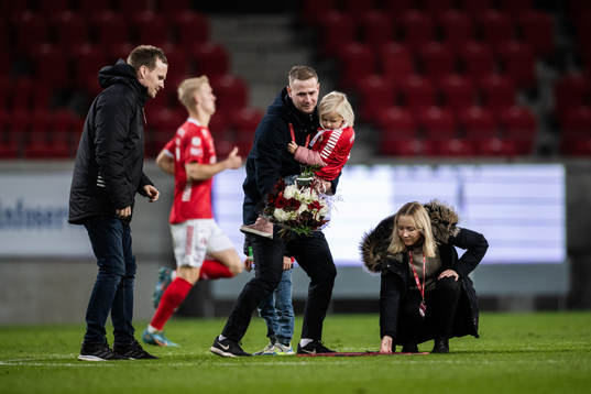 Kalmars Erik Israelsson tackas av