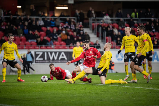 Kalmars Noah Shamoun och Mjällbys Adam Ståhl