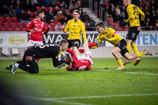Mjällbys målvakt Samuel Brolin och Jesper Gustavsson mot