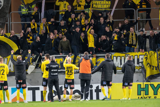 Mjällbys Viktor Gustafson jublar med fansen