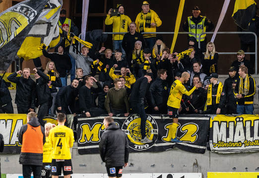Mjällbys Viktor Gustafson jublar med fansen