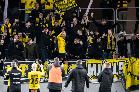 Mjällbys Viktor Gustafson jublar med publiken