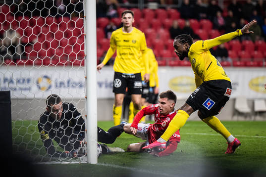 Kalmars Isak Bjerkebo och målvakt Samuel Brolin