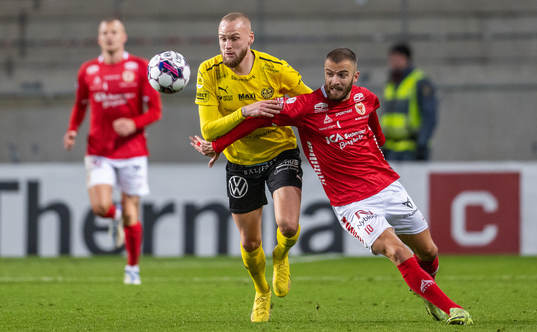 Mjällbys Adam Ståhl och Kalmars Filip Sachpekidis