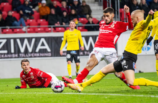 Kalmars Simon Skrabb och Noah Shamoun samt Mjällbys Jetmir