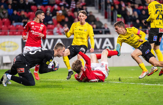 Mjällbys målvakt Samuel Brolin och Jesper Gustavsson samt
