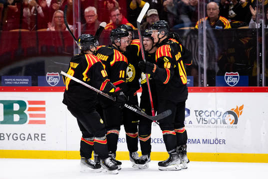 Brynäs Johannes Kinnvall jublar med lagkamrater