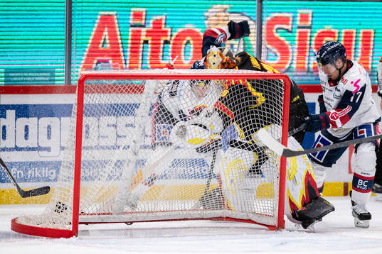 Brynäs målvakt Anders Lindbäck mot Linköpings Ty Rattie