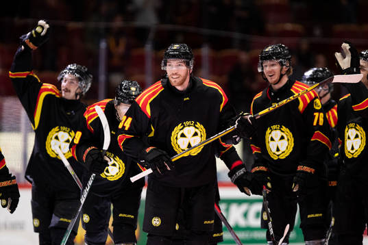 Brynäs Oscar Eklind (m) jublar