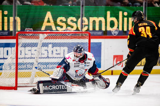 Brynäs Oscar Eklind gör 3-1 på Linköpings målvakt
