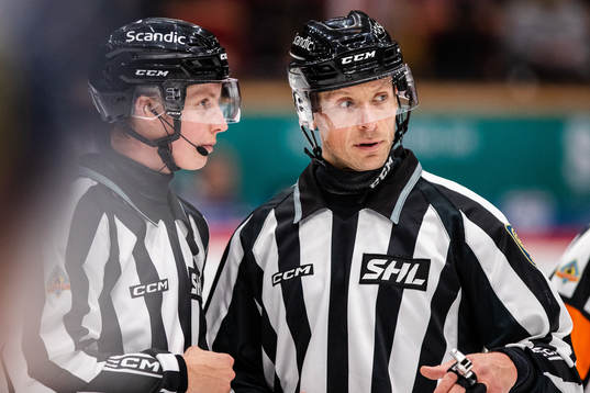 Linjedomare Rasmus Strömberg och linjedomare Örjan Åhlén