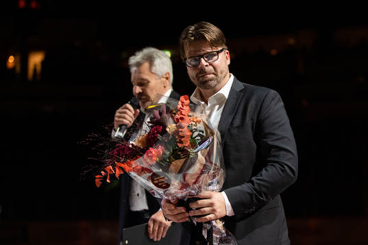 Ove Molin får sin vepa upphissad i taket