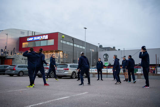 Södertäljes spelare utanför Scaniarinken