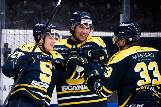 Södertäljes Nikola Pasic jublar med Viktor Liljegren och
