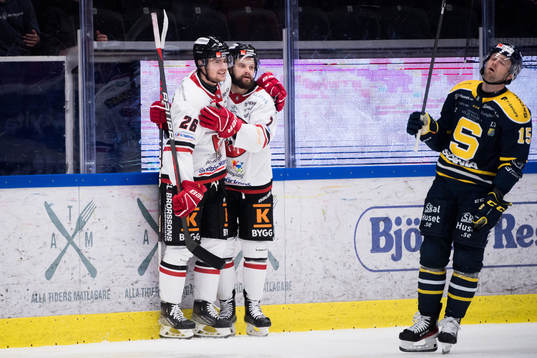 Vita Hästens Alex Brännstam och Tanner Macmaster jublar