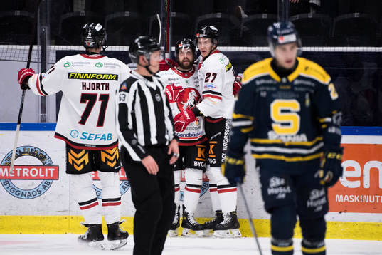 Vita Hästens Sebastian Benker jublar med Tanner Macmaster