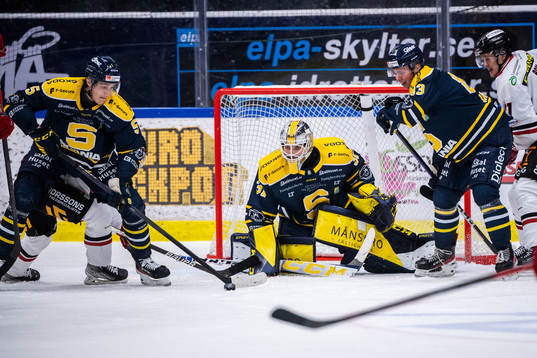 Södertäljes Filip Nordberg, målvakt Nikita Tolopilo och