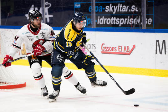 Vita Hästens Erik Ullman och Södertäljes Cole Cassels