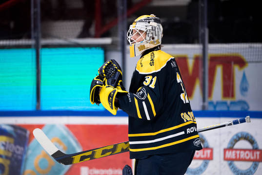 Södertäljes målvakt Nikita Tolopilo jublar