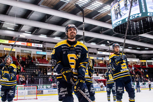 Södertäljes Linus Videll jublar