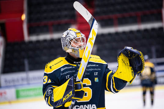 Södertäljes målvakt Nikita Tolopilo jublar