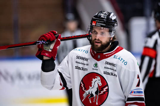 Vita Hästens Tanner Macmaster deppar