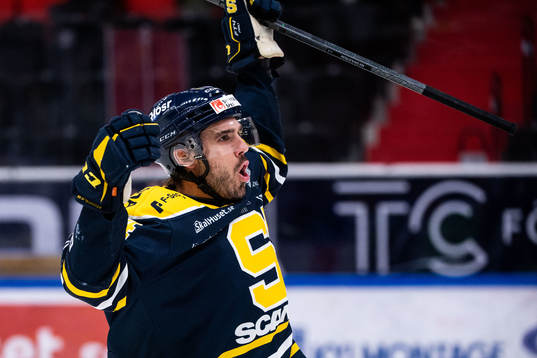 Södertäljes Jacob Dahlström jublar