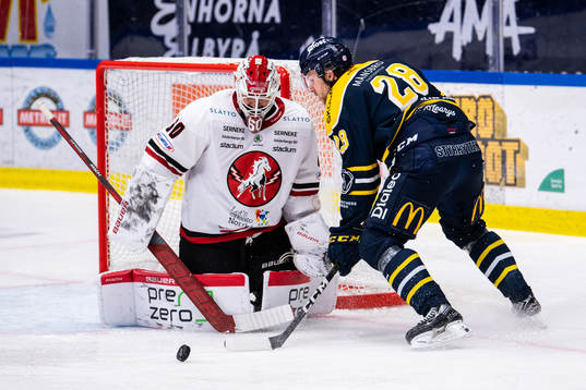 Vita Hästens målvakt Adam Ohre och Södertäljes Emil Alba