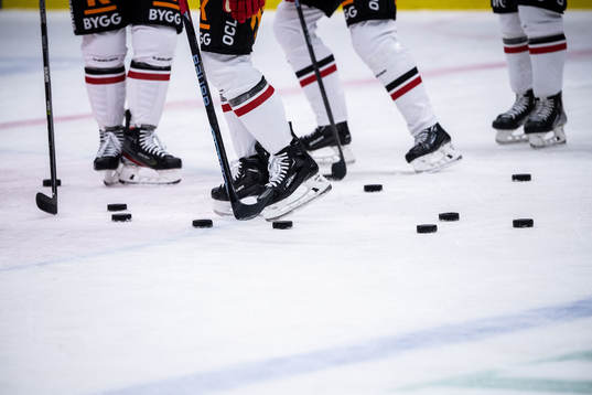 Vita Hästens spelare med puck