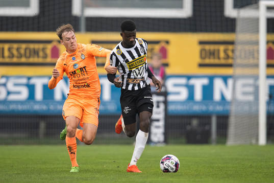 Landskronas Ousmane Diawara och AFC Eskilstunas Anton