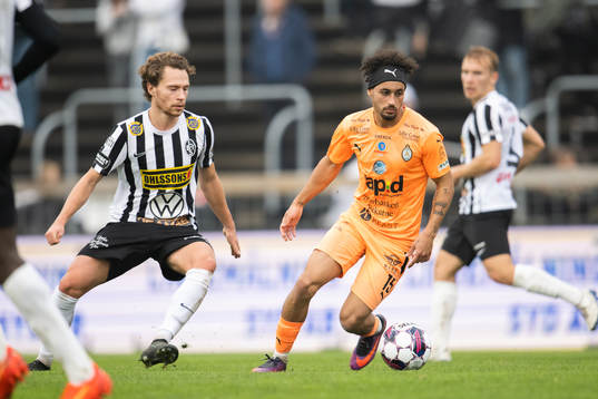 Landskronas Filip Ottosson och AFC Eskilstunas Victor Fors