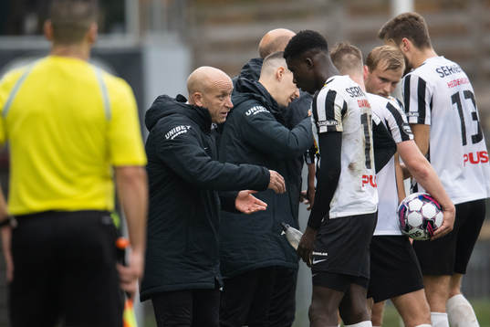 Landskronas Ousmane Diawara får instruktioner av tränare