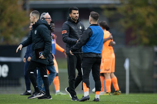 AFC Eskilstunas tränare Jawad Al Jebouri jublar